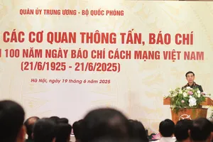 Bộ trưởng Quốc phòng: Báo chí là 'binh chủng đặc biệt'