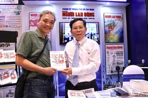 Nhà báo Tô Đình Tuân ký tặng sách 'Dấu ấn 30 năm nghề báo' tại Hội báo toàn quốc 