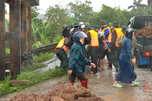 Hưng Yên: Vỡ khoảng 7m đê bối, di dời 42 hộ dân