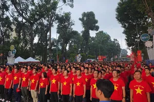 Hơn 1 triệu người tại 34 tỉnh, thành phố cùng chào cờ và đi bộ 