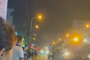 Khối xe pháo quân sự di chuyển về trung tâm Hà Nội chuẩn bị cho lễ diễu binh 2-9