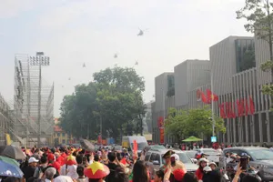 Người dân đi từ tinh mơ đến Quảng trường Ba Đình chờ xem máy bay tập luyện 