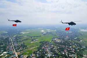 Video đội hình trực thăng mang cờ Đảng, cờ Tổ quốc hướng về Quảng trường Ba Đình