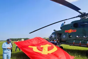 Trực thăng treo cờ Đảng, cờ Tổ Quốc chuẩn bị bay lên bầu trời