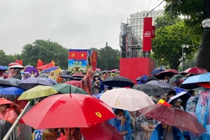 Người dân dựng bạt, che ô, xếp hàng từ mờ sáng chờ xem diễu binh, diễu hành ở Quảng trường Ba Đình 