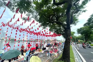 Người dân hô vang ‘Việt Nam muôn năm!’ khi chờ xem diễu binh, diễu hành 