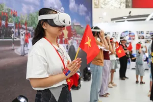 Công chúng thích thú 'Trở về thời khắc thiêng liêng' vào ngày 2-9-1945 