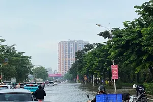 Xe máy sụp hố ga, ô tô chết máy, nhiều tuyến đường ở Hà Nội vẫn ngập nước 