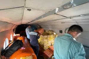 Trực thăng Mi-171 và Mi-17 mang theo hàng hoá cứu trợ vùng lũ