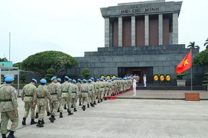 Trở về từ châu Phi, các chiến sĩ mũ nồi xanh báo công dâng Bác