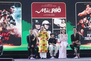 Nghệ sĩ Xuân Hinh 'khuấy đảo' Hội chợ Mùa thu khi hát Chầu Văn 