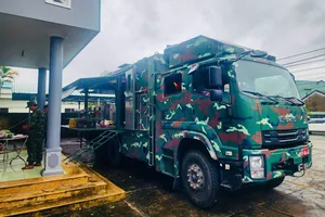 Những hộp cơm nóng từ xe bếp tự hành của quân đội đến với bà con vùng lũ