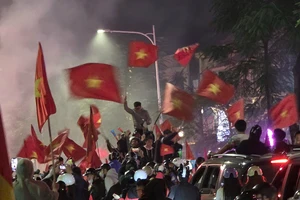 Người Hà Nội đổ ra đường, phố phường rộn tiếng ca mừng Việt Nam vô địch