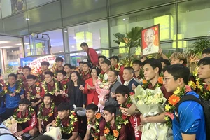 Đội tuyển bóng đá nam U22 về nước trong vòng tay người hâm mộ