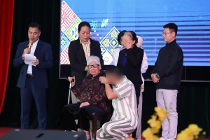 Người mẹ 85 tuổi và cuộc gặp nghẹn ngào với con ở trại giam