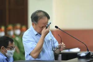 Ông Tất Thành Cang bật khóc tại tòa