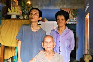 Xót xa cảnh mẹ già chăm những đứa con “khùng điên”