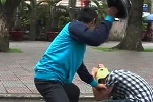 Dùng mũ bảo hiểm đánh bạn dập não vì bực thái độ