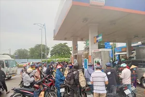 Cửa hàng xăng trên đường Bàu Cát quận Tân Bình dán thông báo hết xăng ngày 10-10