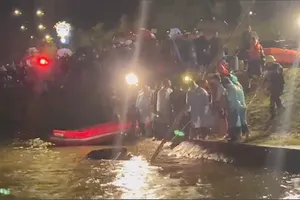 Ô tô bán tải chở 4 người lao xuống hồ Xuân Hương