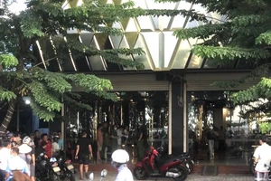 Mâu thuẫn tính tiền karaoke, 1 khách bị nhân viên chém tử vong 