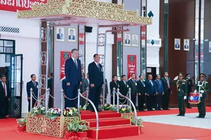 Phó Thủ tướng, Bộ trưởng Vilay Lakhamphong và Bộ trưởng Tô Lâm tại Lễ đón chính thức Đoàn đại biểu cấp cao Bộ Công an Việt Nam.