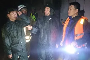 Chủ tịch Đà Nẵng xuống vùng ngập lụt chỉ đạo sơ tán dân xuyên đêm 