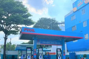 Cửa hàng xăng vắng khách. ẢNH: TÚ UYÊN 