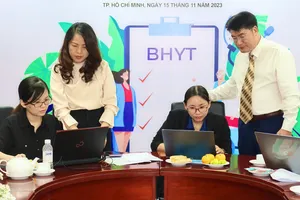 Ông Đinh Đức Thọ, Phó Tổng biên tập báo Pháp Luật TP.HCM, tặng hoa cảm ơn cơ quan BHXH TP.HCM. Ảnh: MINH HOÀNG