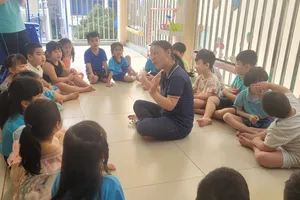 'Đổi vai' để đứng lớp, chăm trẻ, phụ huynh thấu cảm với vất vả của nghề giáo 