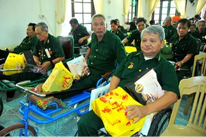 Đề xuất 2 mức quà tặng người có công dịp Tết Giáp Thìn 2024