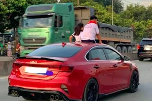 Bạn đọc đề nghị xử lý nghiêm hành vi để trẻ em thò đầu ra cửa sổ trời, ngồi trên nóc xe ô tô 