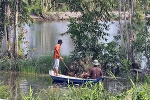 Tình trạng dùng xung điện đánh bắt lén lút ngày càng nhiều trên các kênh rạch ở các huyện vùng Đồng Tháp Mười