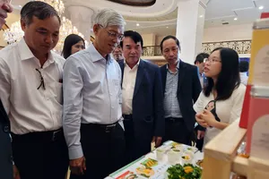 Phó Chủ tịch UBND TP.HCM Võ Văn Hoan tham quan gian hàng tại hội thảo.