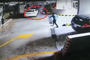 Tài xế lái xe ô tô điên cuồng chạy trong hầm xe chung cư, húc văng 1 phụ nữ
