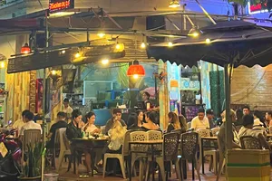 Một số đơn vị kinh doanh ăn uống giảm doanh thu. ẢNH: TÚ UYÊN