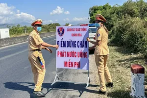 Cảnh sát giao thông Khánh Hòa tiếp sức hàng ngàn người dân về quê ăn Tết