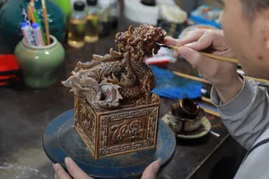 Cận cảnh ấn rồng vẽ vàng độc đáo trong dịp Tết Nguyên đán Giáp Thìn