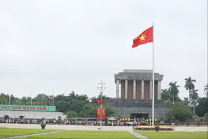 Dòng người xếp hàng dài vào Lăng viếng Chủ tịch Hồ Chí Minh dịp Quốc khánh 2-9