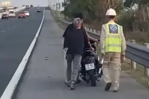 Chạy xe máy trên cao tốc, nam thanh niên 'đổ lỗi' cho Google Maps