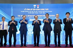 Các đại biểu công bố vận hành chính thức metro 1. Ảnh: HOÀNG GIANG