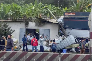 Tai nạn liên hoàn trên quốc lộ 1 khiến 3 người bị thương, 1 nhà kho bị sập