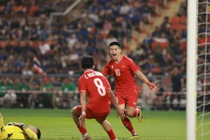 Chức vô địch xứng đáng cho những chiến binh sao vàng giữa thánh địa Rajamangala. Trong ảnh: Tuấn Hải ghi bàn mở đường cho chiến thắng của Việt Nam. Ảnh: ANH THỊNH