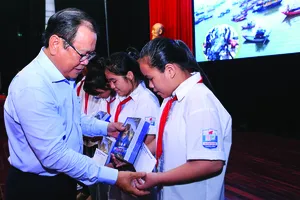Tổng Biên tập báo Pháp Luật TP.HCM Mai Ngọc Phước trao quà tặng các em học sinh tại Thanh Hóa.