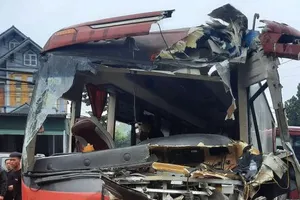 Tai nạn giao thông giữa xe khách và xe tải, 2 người rơi xuống đường 