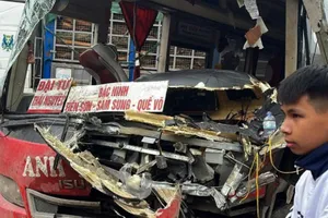 Tai nạn xe khách-xe đầu kéo: 1 phụ nữ tử vong, nhiều người bị thương