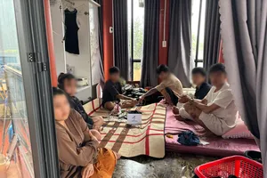 Bắt quả tang 6 người tổ chức sử dụng ma túy 