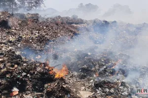 Bãi rác cháy cả tuần gây mùi hôi nồng nặc cho hàng trăm hộ dân
