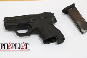 Dùng súng bắn người tình của mẹ nuôi 