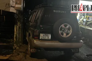Ô tô xoay ngang, lao vào hẻm sau cú tông xe bán tải